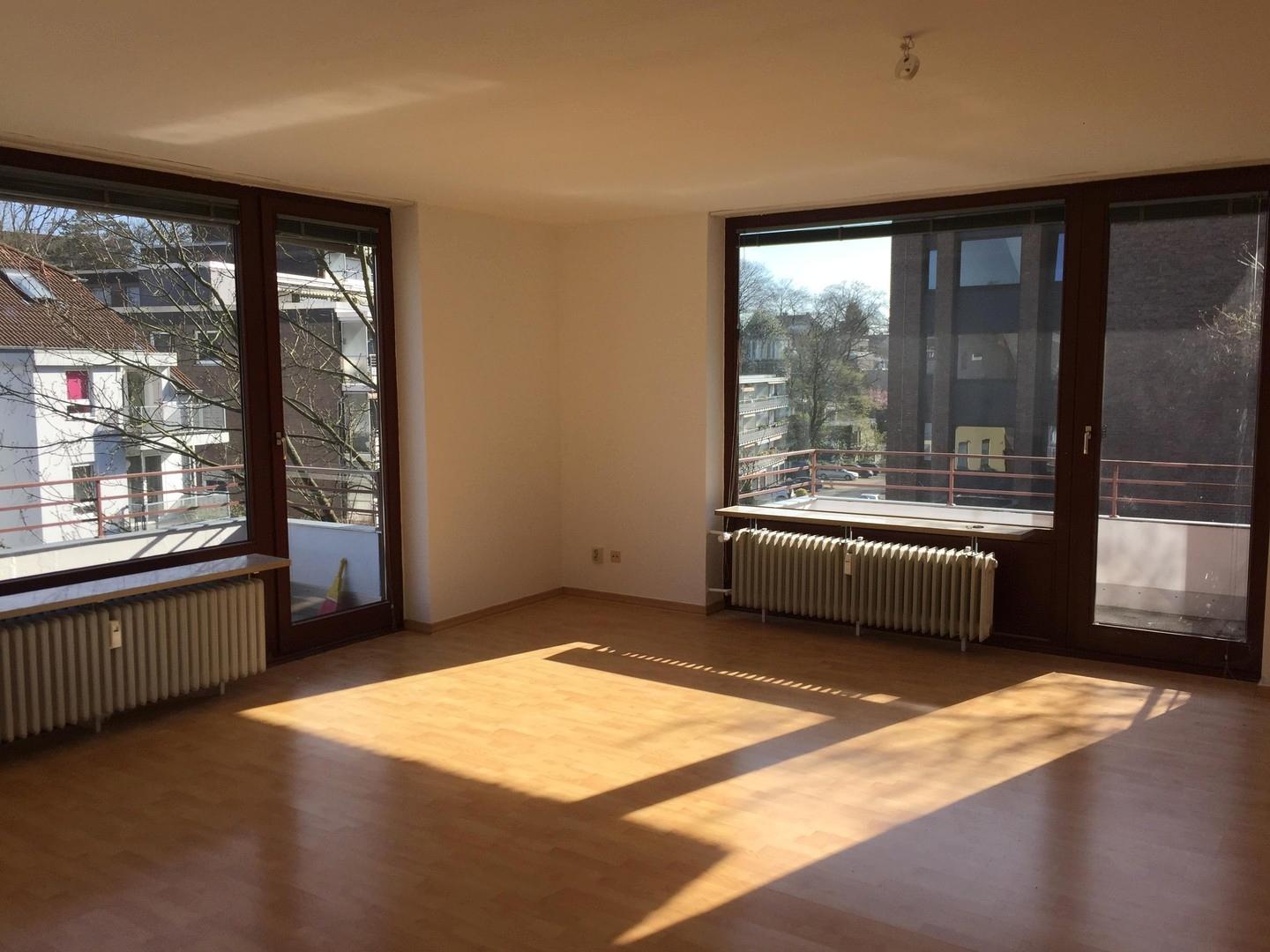 Wohnzimmer mit zwei Balkons
