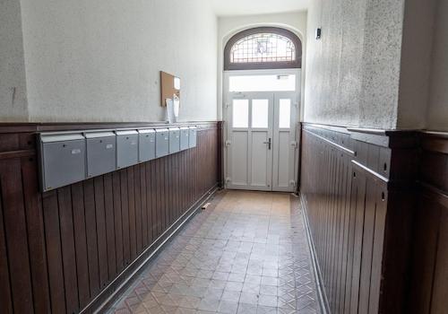 Eingangstür mit Briefkästen 