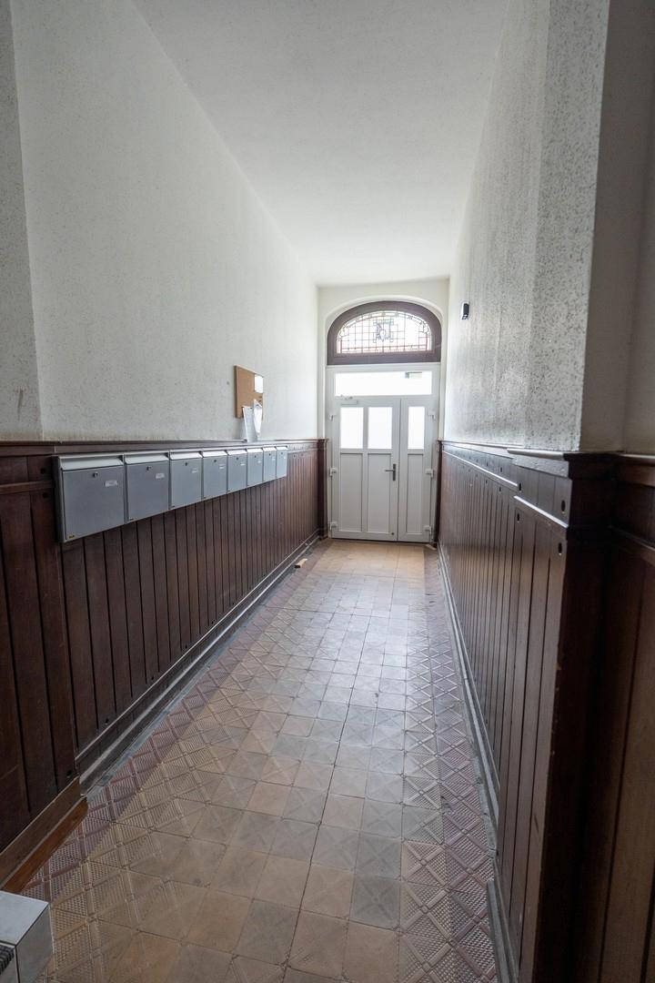 Eingangstür mit Briefkästen 