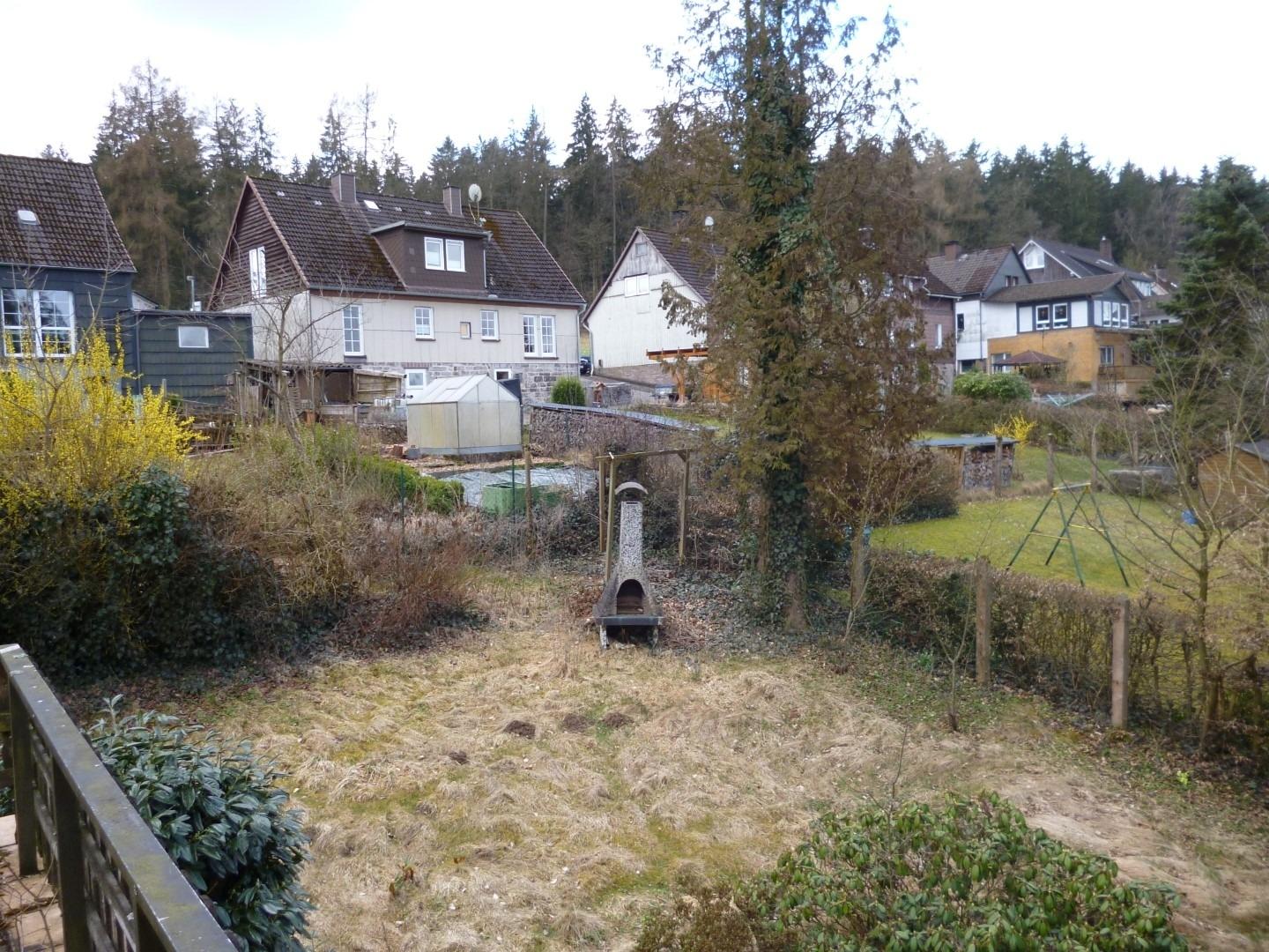 Blick von Balkon auf Gartenbereich
