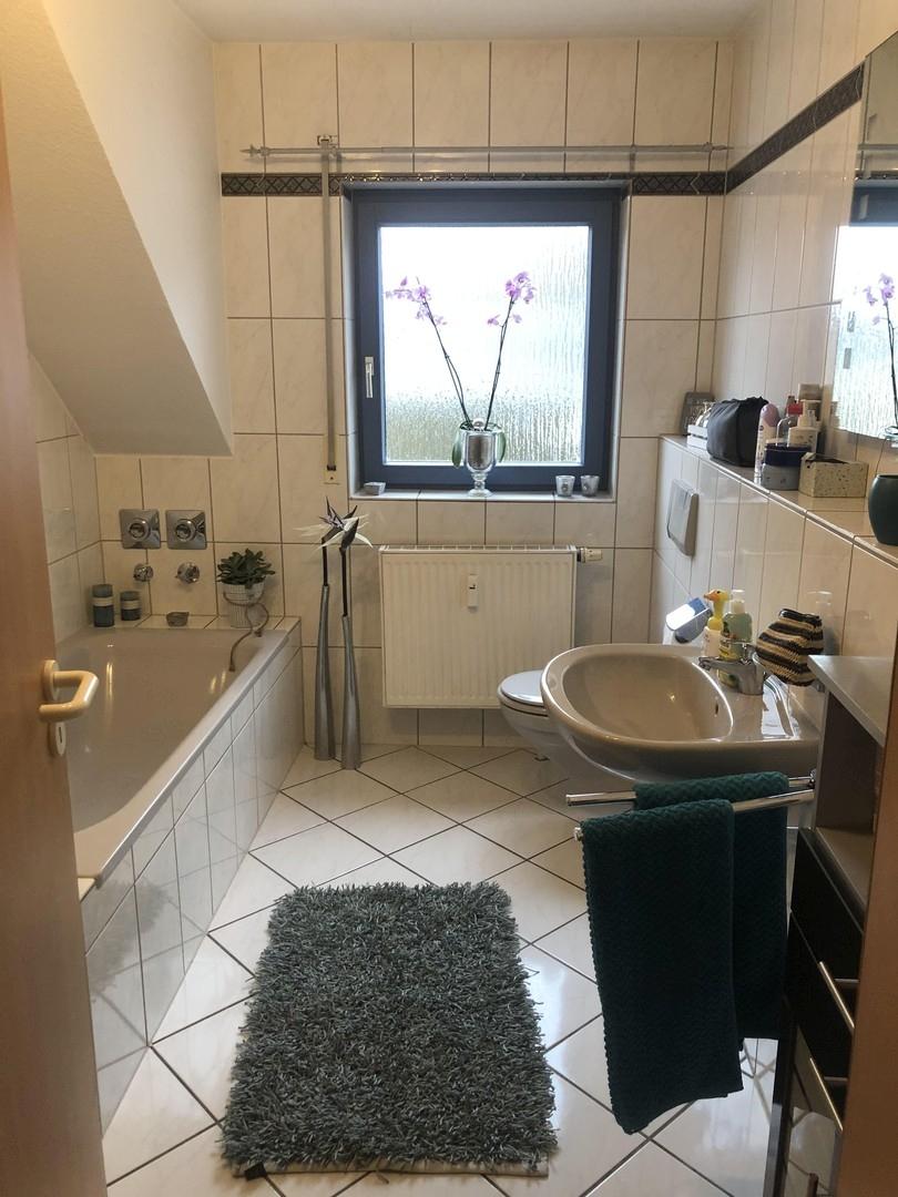 Bad mit Dusche und Wanne