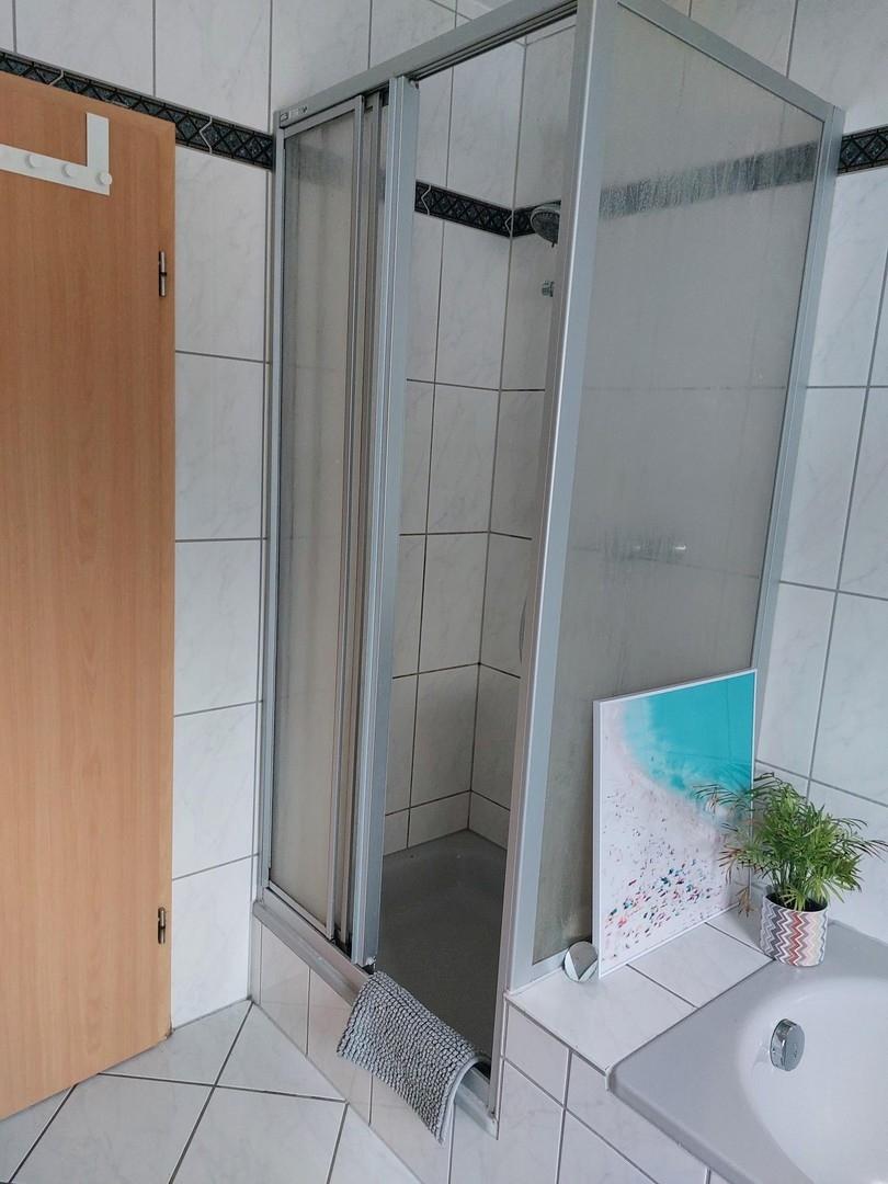 Bad mit Wanne und Dusche