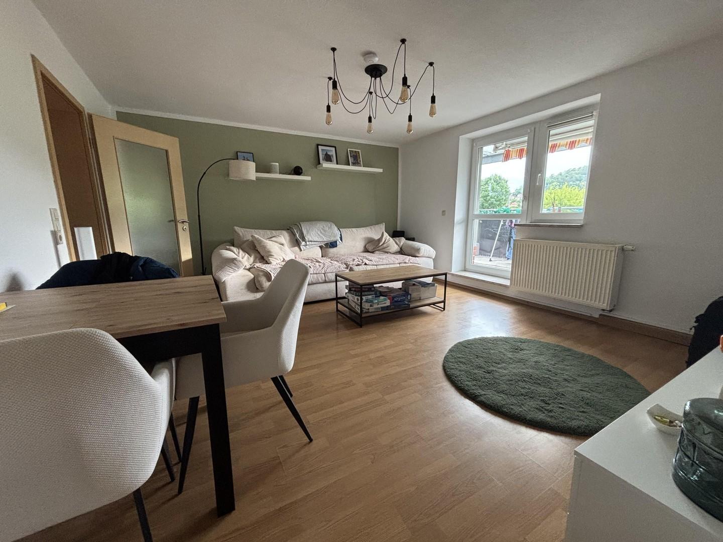 Wohnzimmer mit Balkon