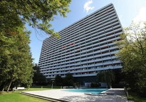 Westseite mit Grünanlage+Pool