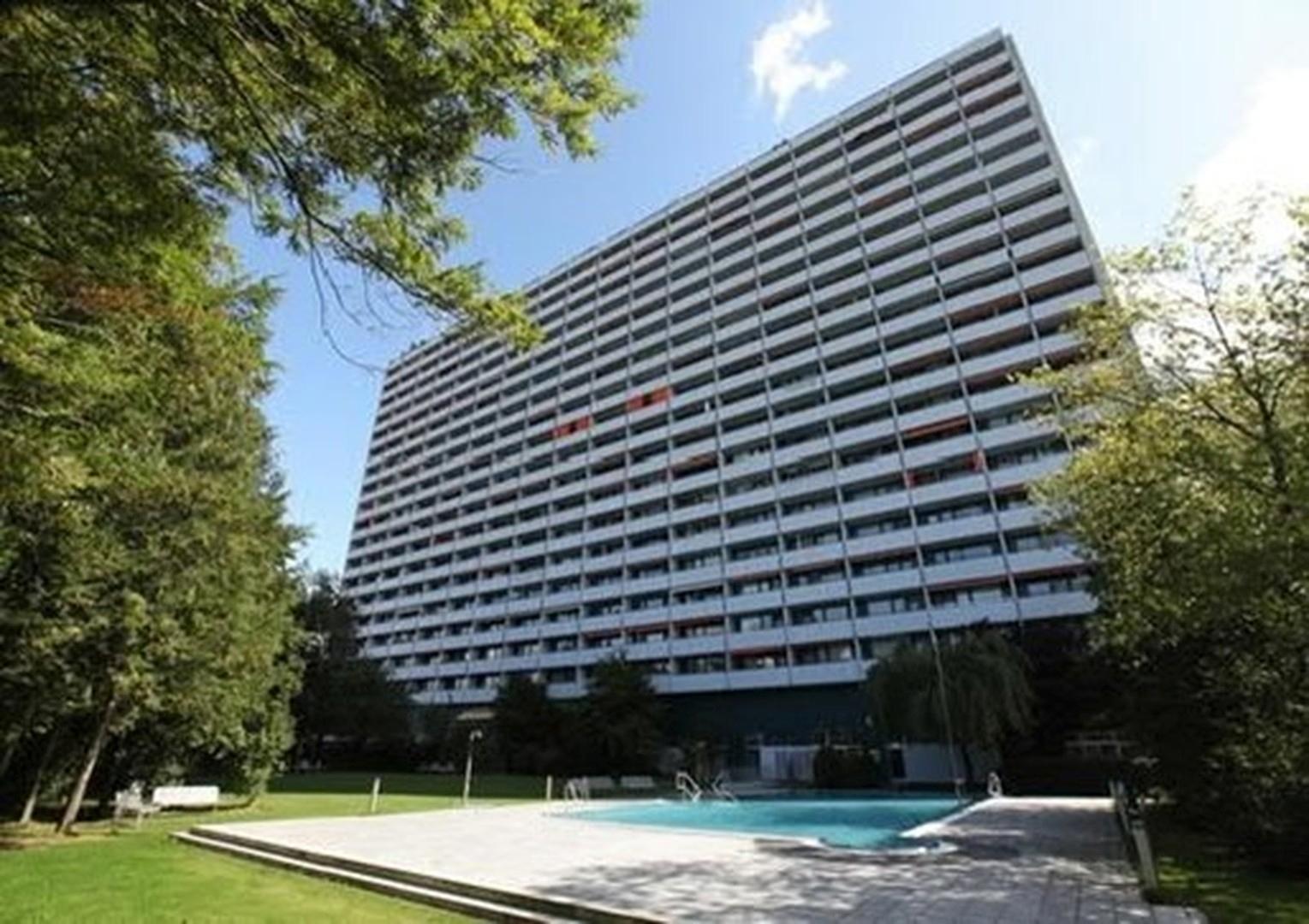 Westseite mit Grünanlage+Pool