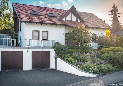 Doppelgarage mit Zugang zum Keller