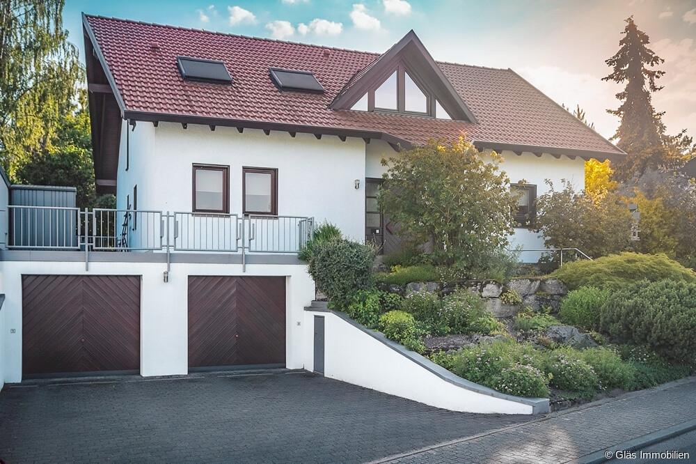 Doppelgarage mit Zugang zum Keller