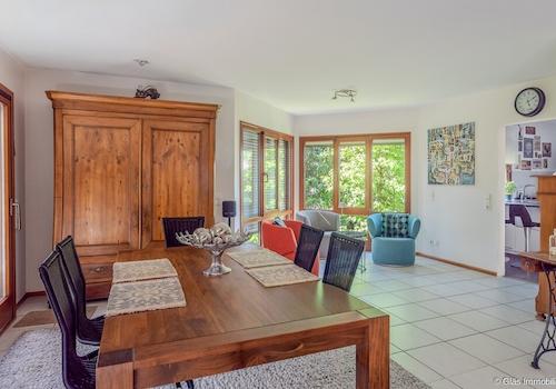 Esszimmer mit angrenzender Küche und Zugang zur Terrasse