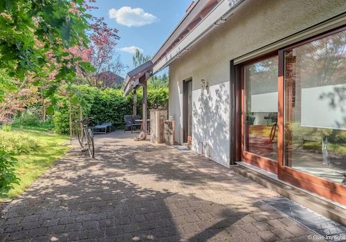 Terrasse mit Markisen über die gesamte Breite
