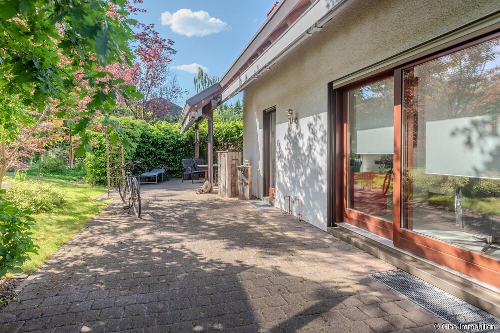 Terrasse mit Markisen über die gesamte Breite