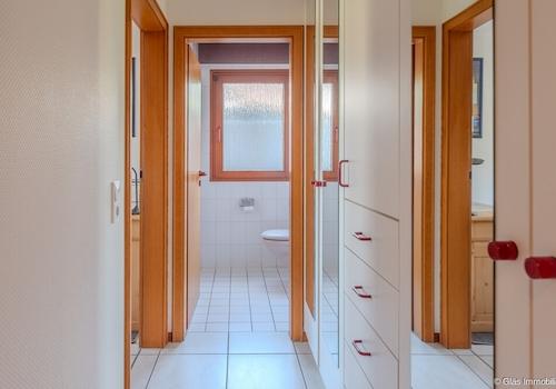 Flur mit Garderobenschrank