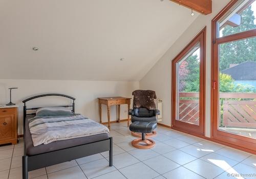 Kinderzimmer 1 mit Balkon