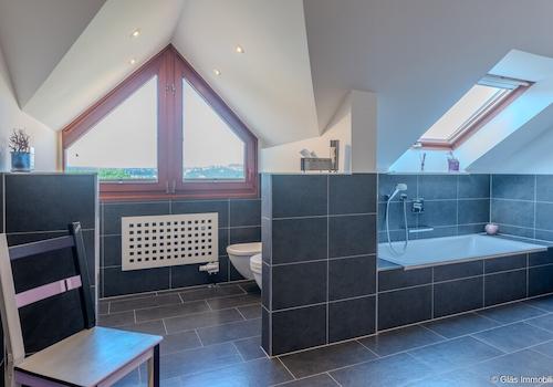 Modernes Badezimmer mit Fernsicht