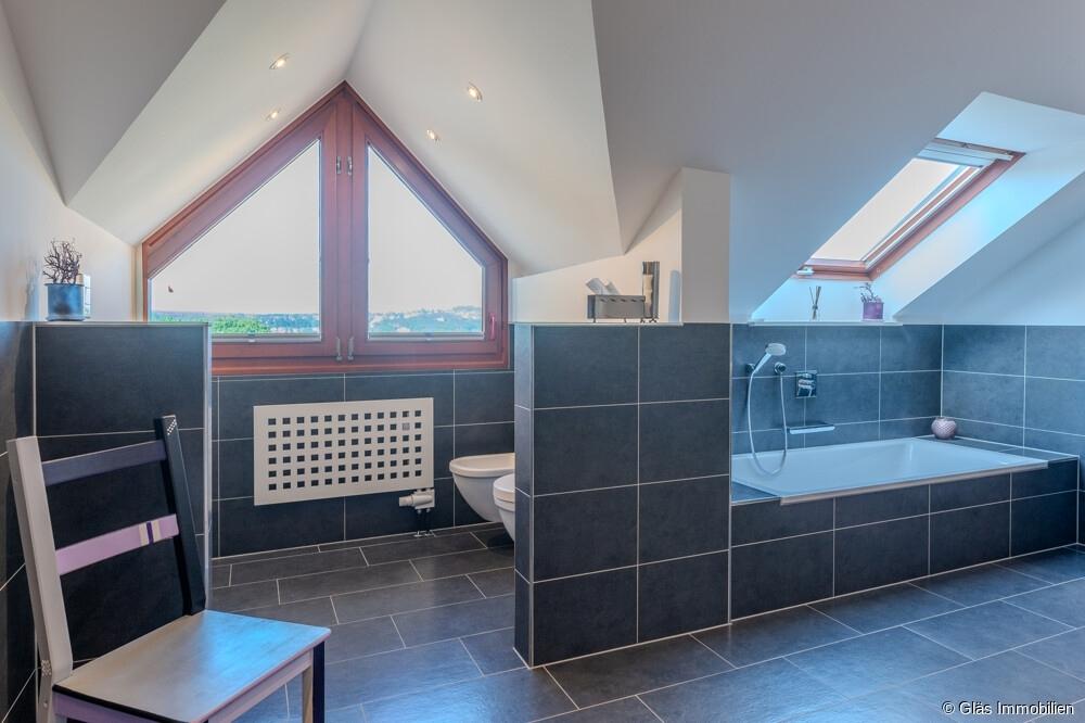 Modernes Badezimmer mit Fernsicht
