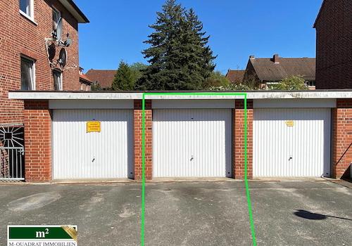 Zugehörige Garage mit Stellplatz zur Drei-Zi