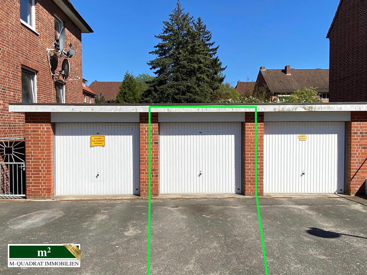 Zugehörige Garage mit Stellplatz zur Drei-Zi