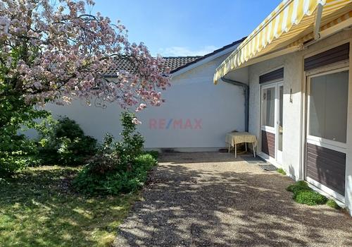 große Terrasse mit Markise