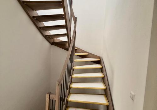 Treppenhaus vom Eingang aus zum DG und zum KG