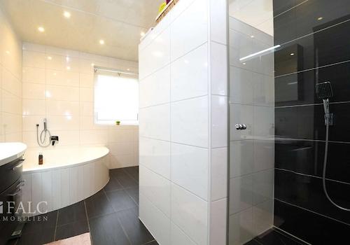 Mit Duschkabine und Wanne EG