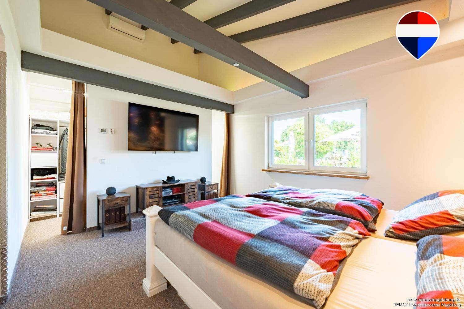 Schlafzimmer mit Ankleidebereich