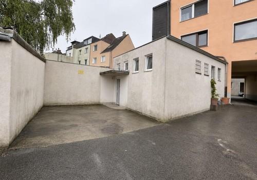Parkplatz und Eingang