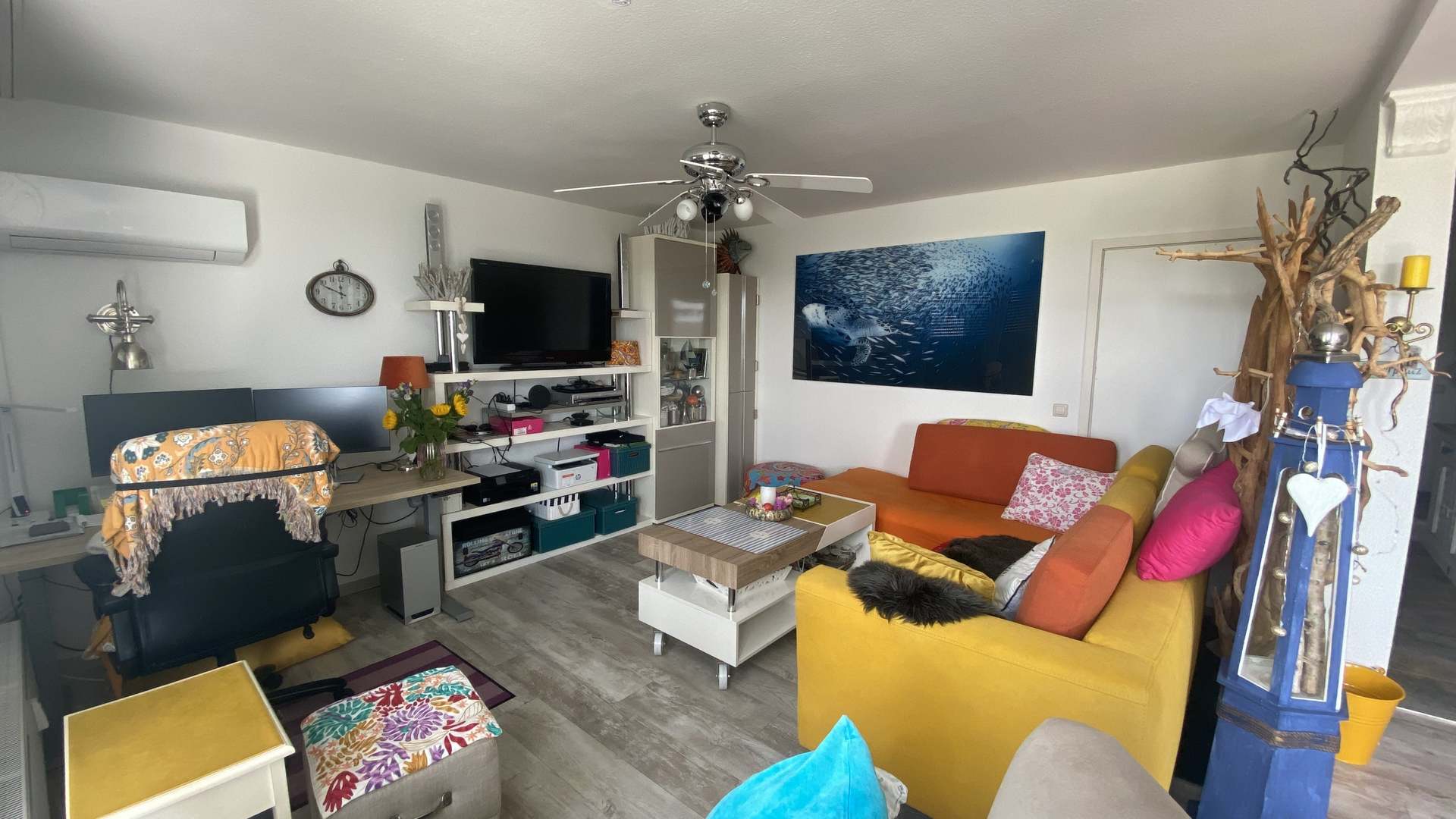 Wohnzimmer mit Klimaanlage