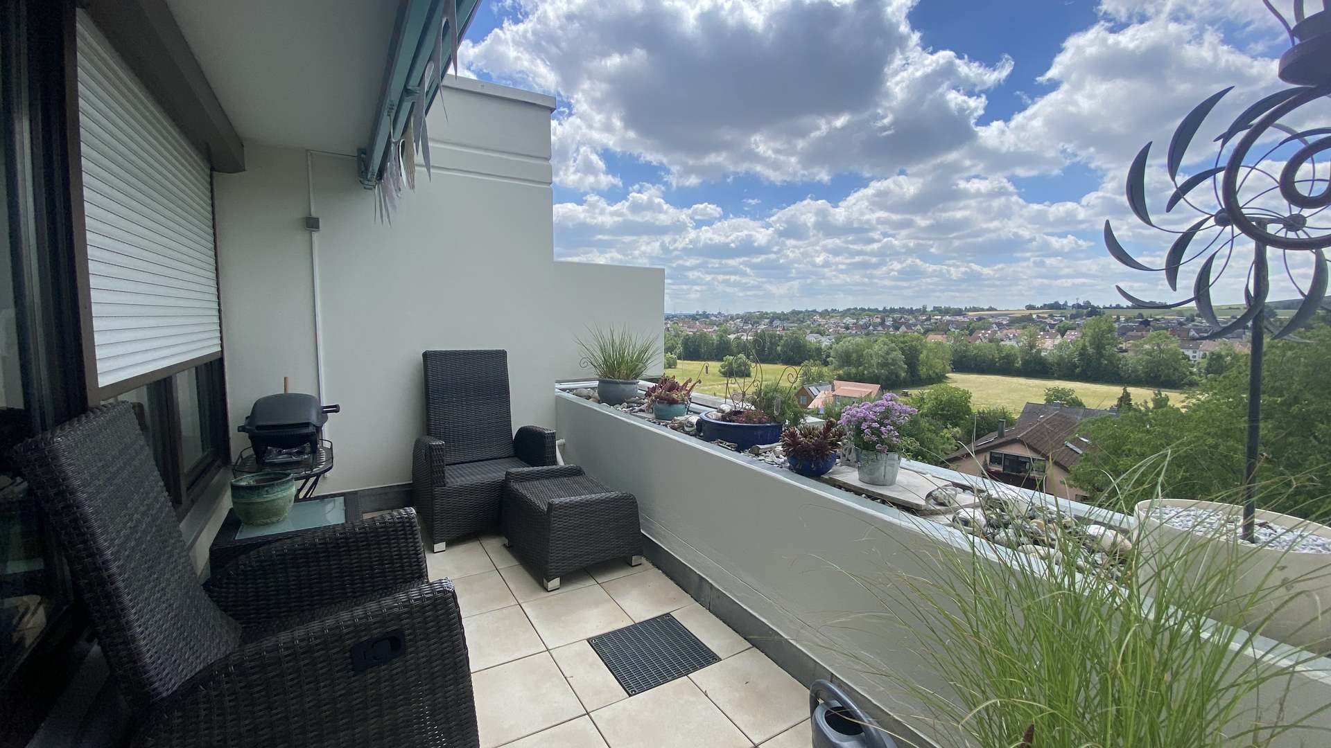 Großzügiger Balkon mit Markise