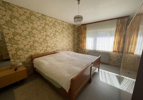 Schlafzimmer (EG)