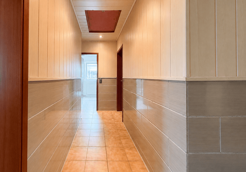 Flur mit Downlights