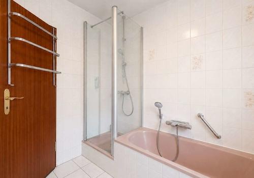 Badezimmer mit Wanne u. Dusche