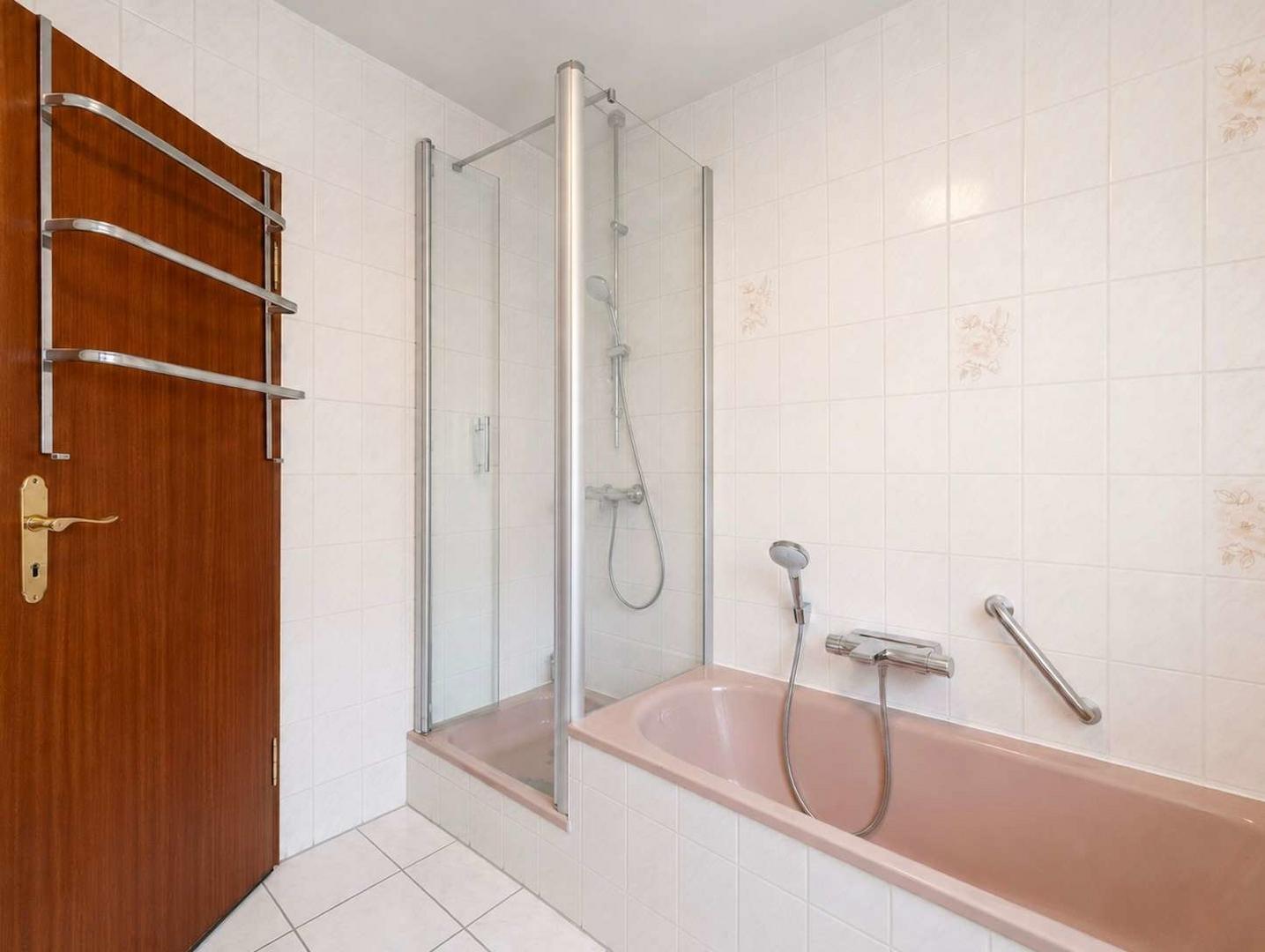 Badezimmer mit Wanne u. Dusche