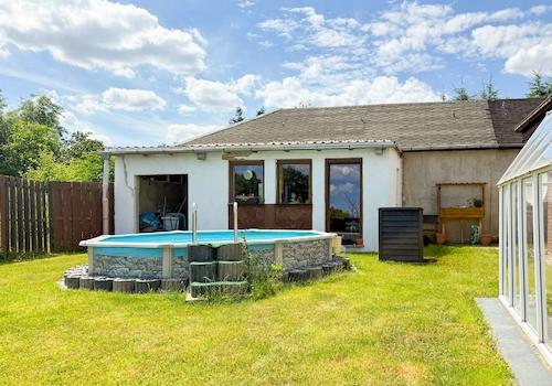 Garten mit Pool und Gartenhaus