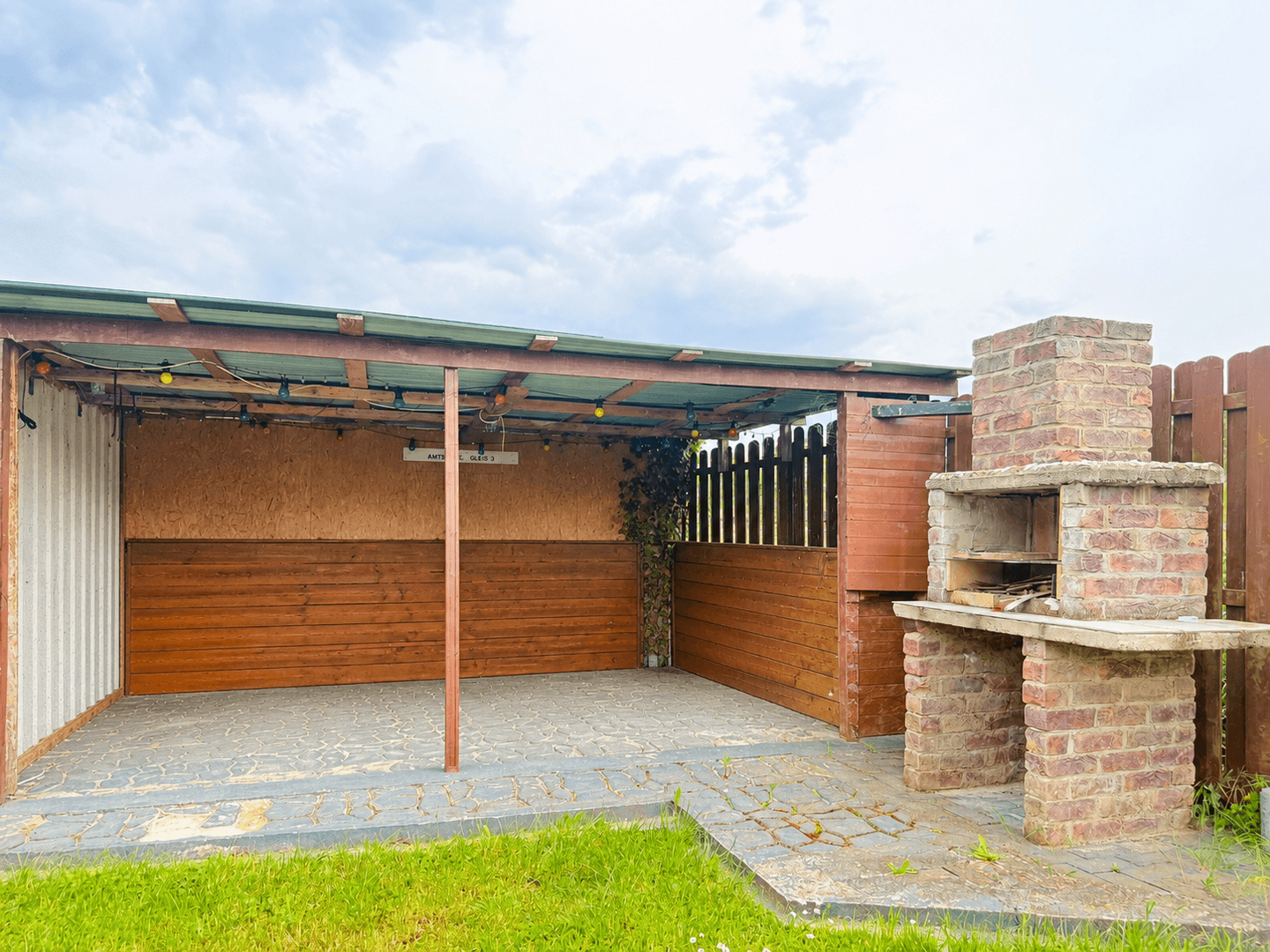 Carport mit Grillplatz