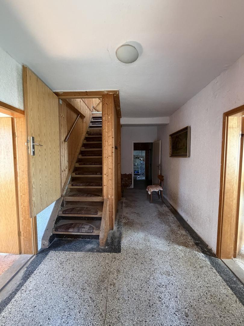 Flur EG Treppe zum DG