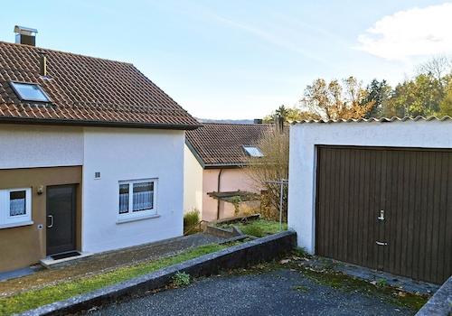 Nordansicht mit Garage