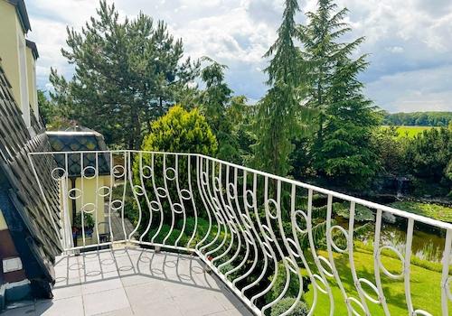 Balkon mit Blick ins Grün