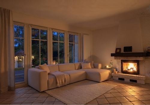 Abendstimmung mit Kaminfeuer (ki)