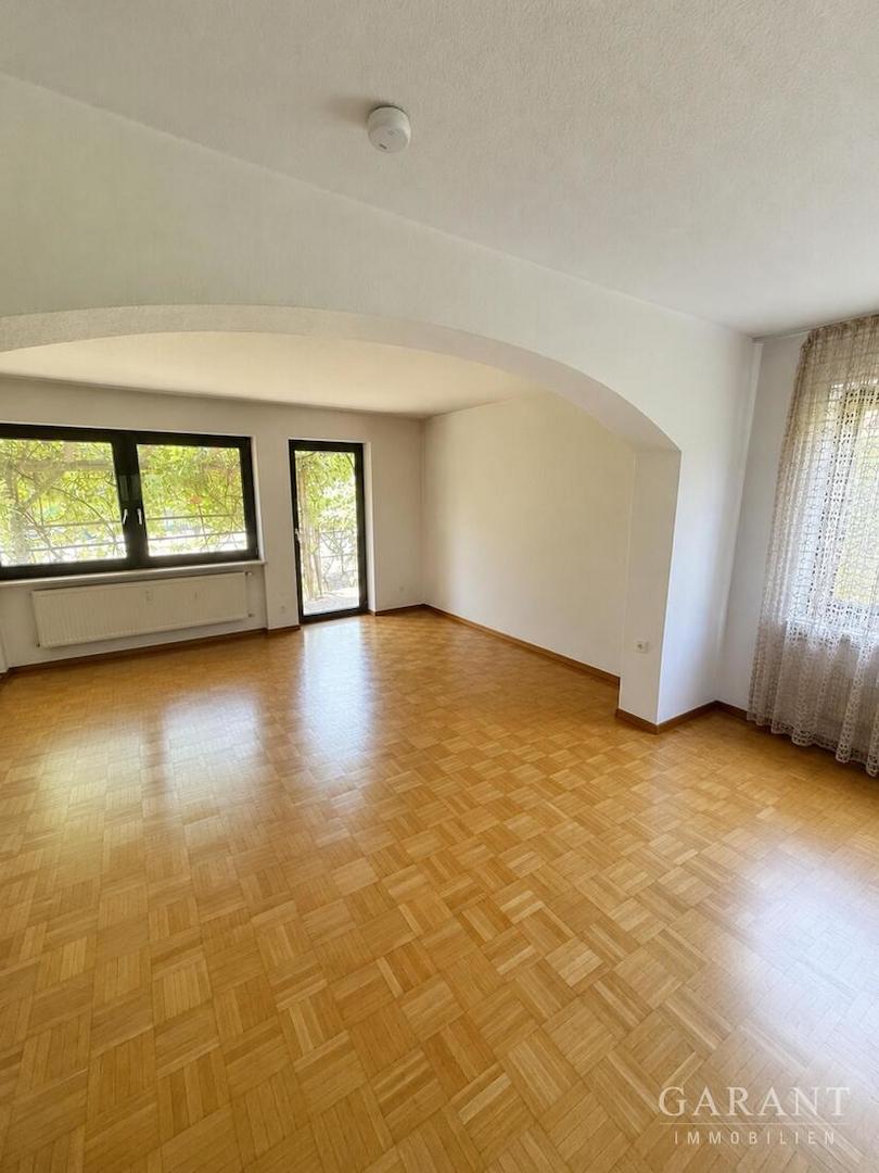 EG  Wohnzimmer mit KI geräumt