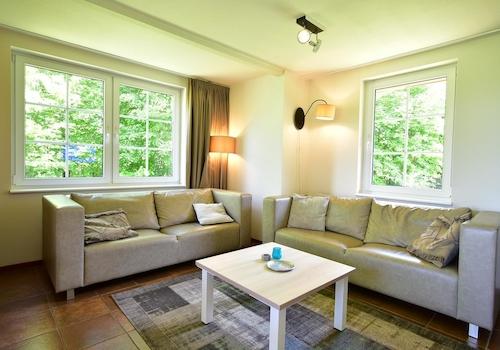 kaufen-freistehendes-ferienhaus-cochem-wohnzimmer-gemuetlich-en-hell-recreatieadviseurs-vakantiehuistekoop-nl.jpg