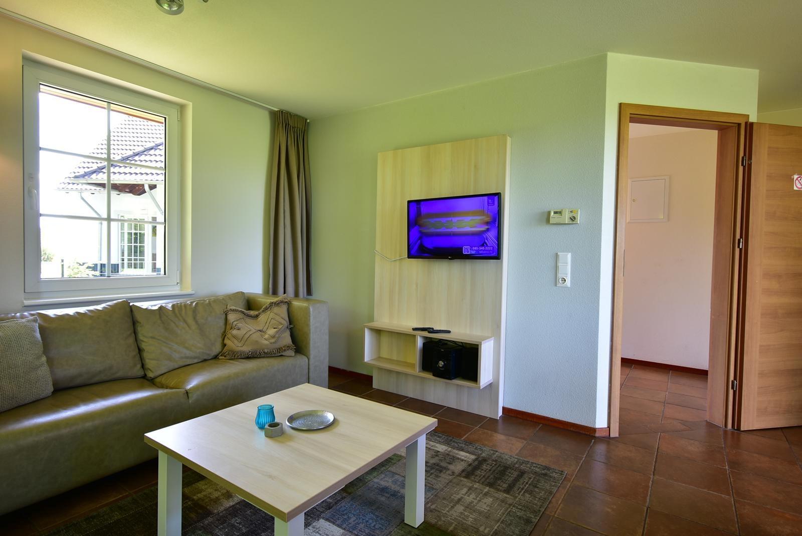 kaufen-freistehendes-ferienhaus-cochem-wohnzimmer-und-tageslicht-recreatieadviseurs-vakantiehuistekoop-nl.jpg2