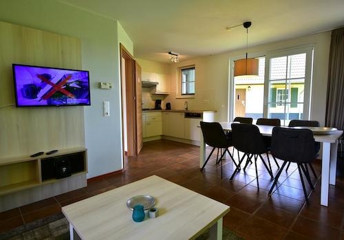 kaufen-freistehendes-ferienhaus-cochem-wohnzimmer-und-tageslicht-recreatieadviseurs-vakantiehuistekoop-nl.jpg3