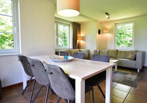 kaufen-freistehendes-ferienhaus-cochem-essbereich-und-gartenblick-recreatieadviseurs-vakantiehuistekoop-nl.jpg2