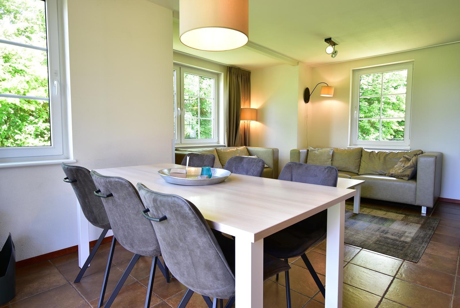kaufen-freistehendes-ferienhaus-cochem-essbereich-und-gartenblick-recreatieadviseurs-vakantiehuistekoop-nl.jpg2