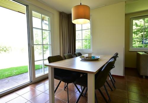 kaufen-freistehendes-ferienhaus-cochem-essbereich-und-gartenblick-recreatieadviseurs-vakantiehuistekoop-nl.jpg