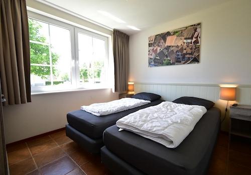 kaufen-freistehendes-ferienhaus-cochem-hauptschlafzimmer-erdgeschoss-und-en-suite-recreatieadviseurs-vakantiehuistekoop-nl.jpg