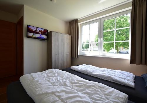 kaufen-freistehendes-ferienhaus-cochem-hauptschlafzimmer-erdgeschoss-und-en-suite-recreatieadviseurs-vakantiehuistekoop-nl.jpg2