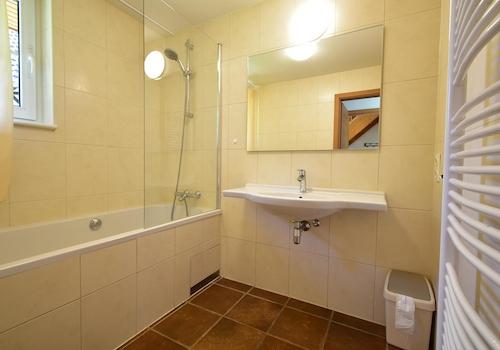 kaufen-freistehendes-ferienhaus-cochem-badezimmer-erdgeschoss-und-badewanne-recreatieadviseurs-vakantiehuistekoop-nl.jpg