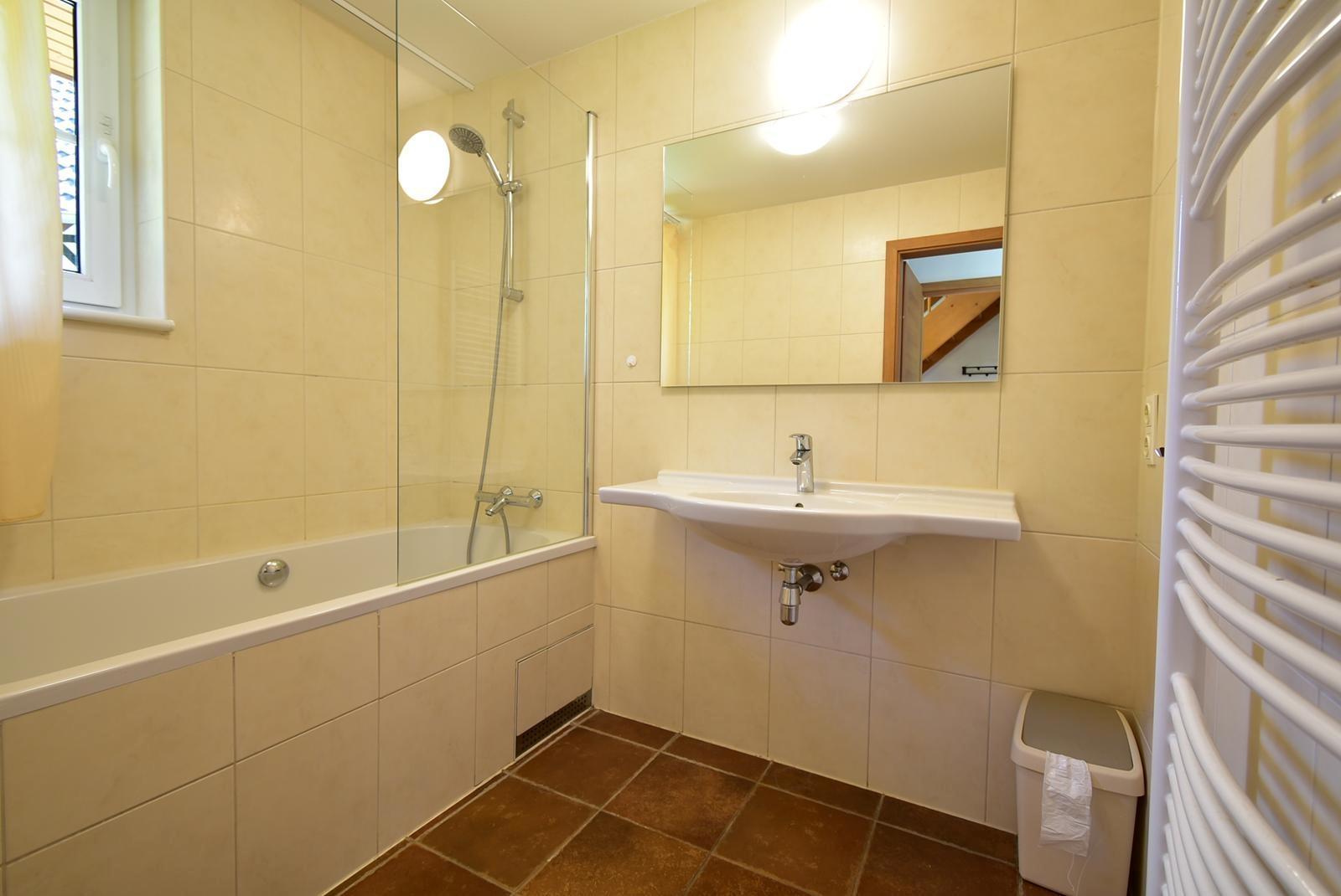 kaufen-freistehendes-ferienhaus-cochem-badezimmer-erdgeschoss-und-badewanne-recreatieadviseurs-vakantiehuistekoop-nl.jpg
