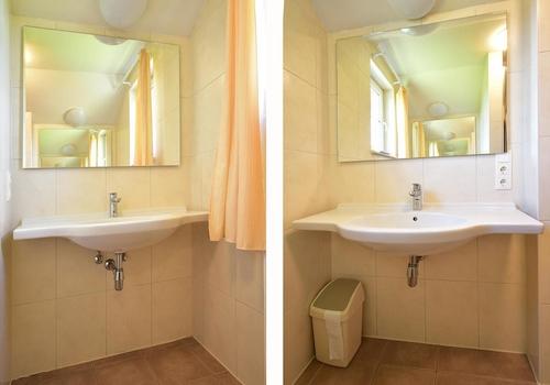kaufen-freistehendes-ferienhaus-cochem-badezimmer-obergeschoss-und-private-sauna-recreatieadviseurs-vakantiehuistekoop-nl.jpg6