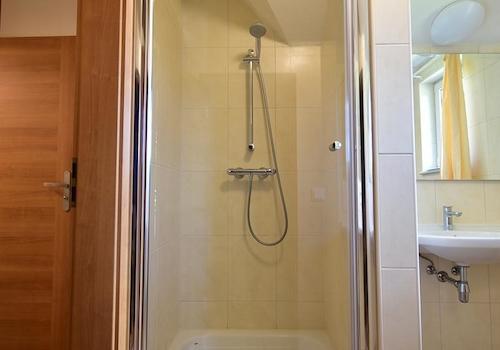kaufen-freistehendes-ferienhaus-cochem-badezimmer-obergeschoss-und-private-sauna-recreatieadviseurs-vakantiehuistekoop-nl.jpg7